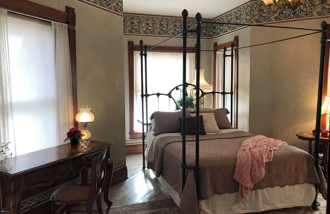 Nauvoo Grand Bed & Breakfast-1